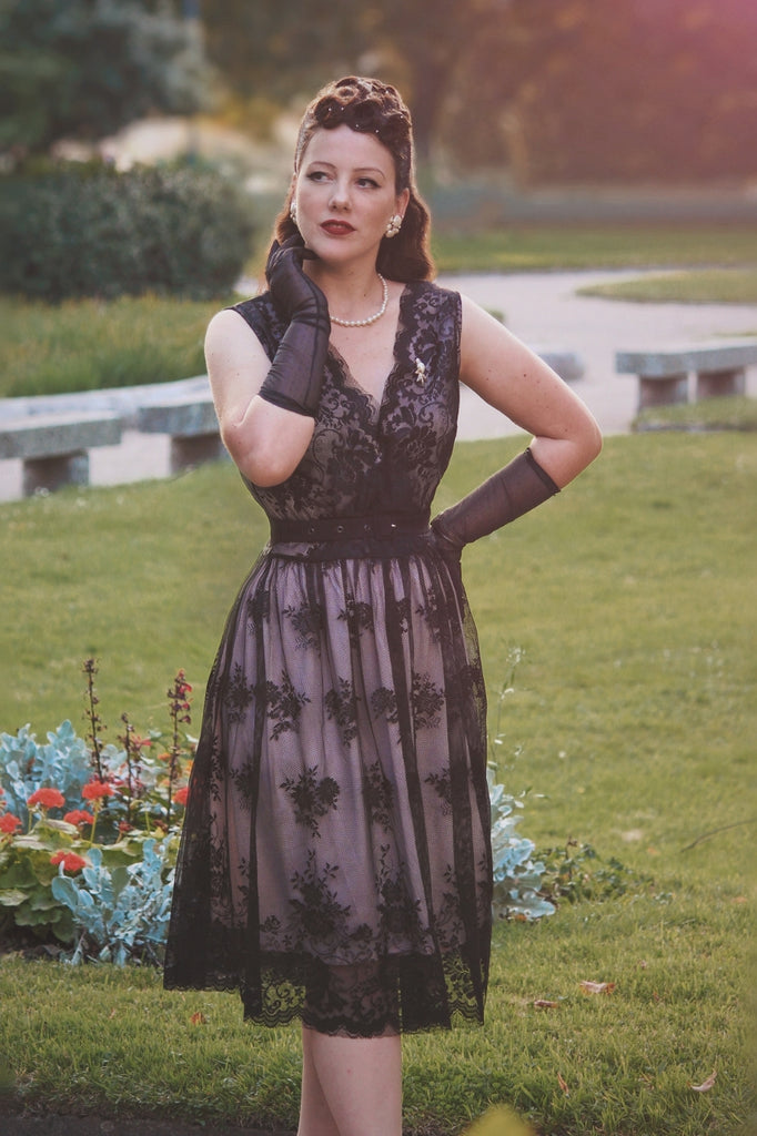 Schwarz 1950er Spitze Blumen Swing Kleid