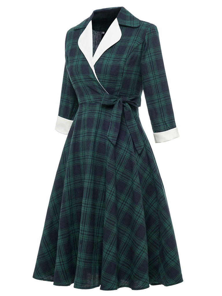 GRÜNES SCHWINGENDES KLEID MIT KAROMUSTER