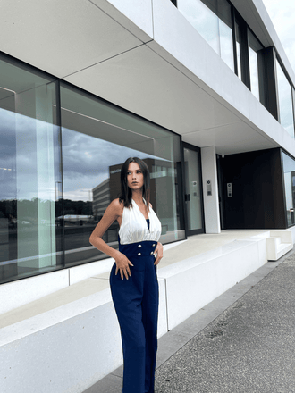 JUMPSUIT MIT NECKHOLDER BLAU UND WEIß