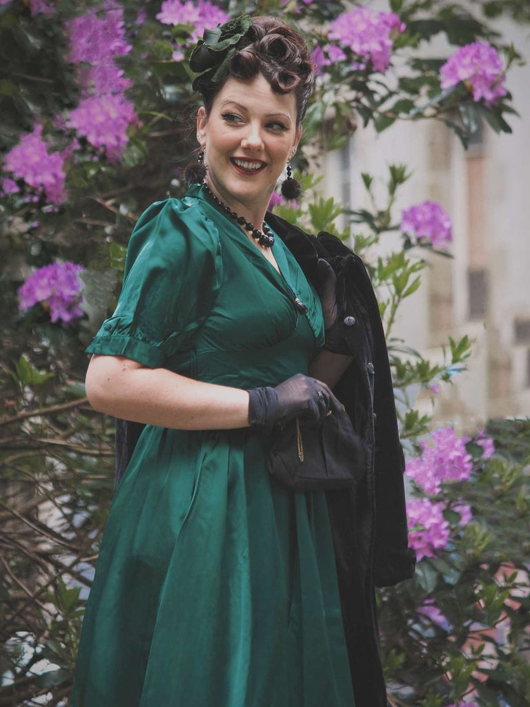 Dunkelgrünes 1940er Kleid Mit V-Ausschnitt Und Gürtel