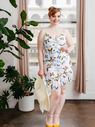 EINTEILIGER BADEANZUG MIT BUTTERFLYS-RIEMEN & ÜBERDECKEROCK