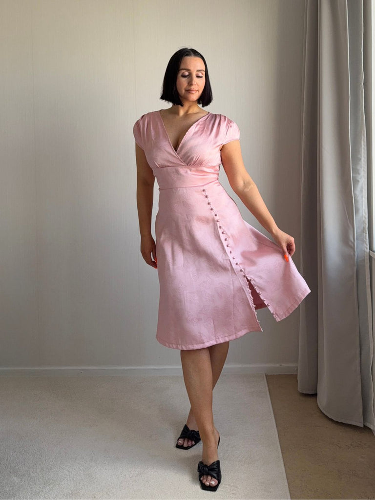Rosa 1940er Tief V-Ausschnitt Schmetterling Satin Kleid