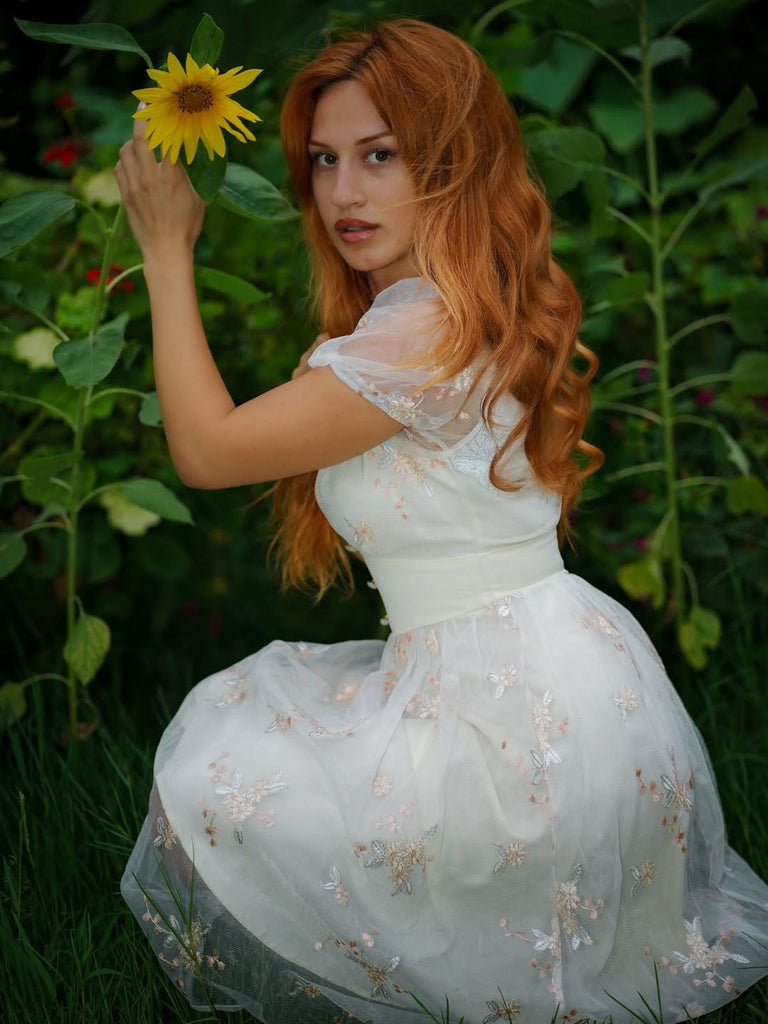 Weiß 1950er Tief V-Ausschnitt Besticktes Blumen Kleid