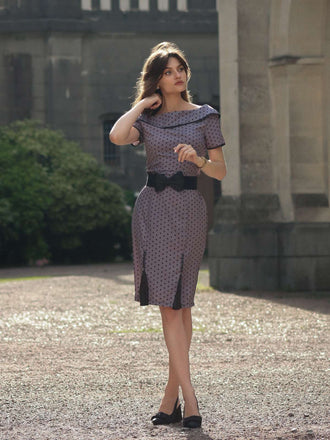 Grau 1960er Bootskragen Tupfen Bleistift Kleid