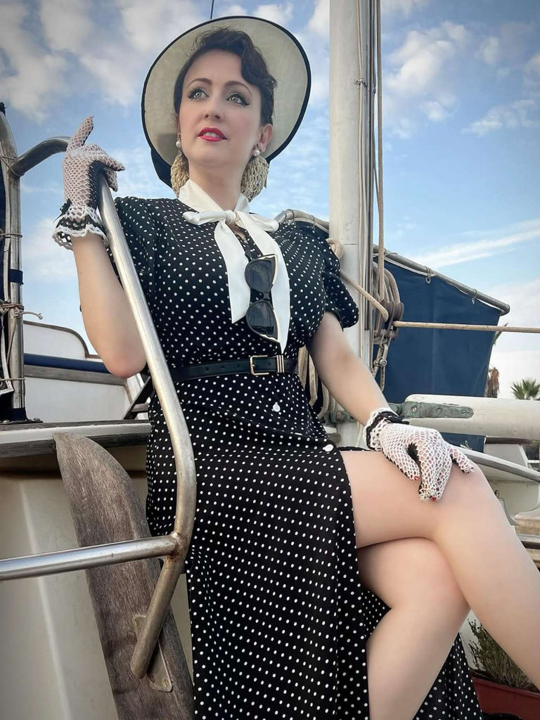 Schwarz 1940er Tupfen Krawattenhals Kleid