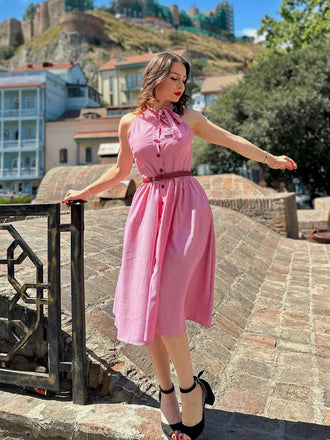 Rosa 1950er Nadelstreifen Krawattenkragen Kleid