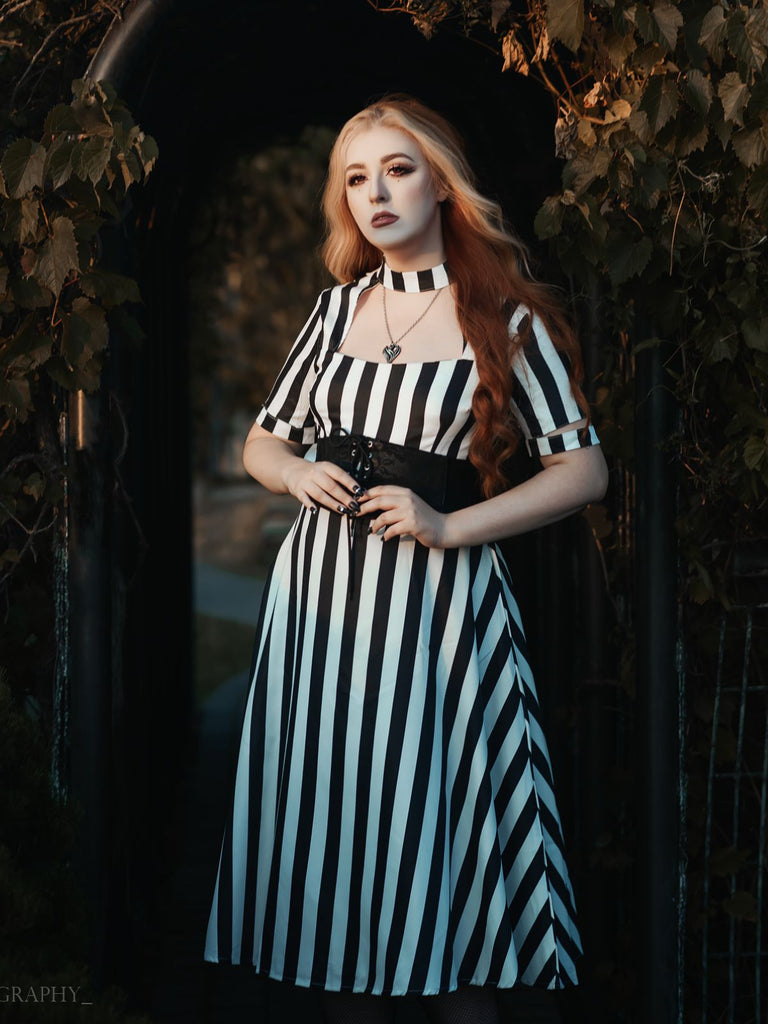 Schwarz 1950er Halloween Beetlejuice Kostüm Streifen Hohl Kragen Kleid
