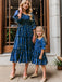 Blaues 1950er Weihnachten Sternenhimmel Kuchenlaterne Eltern-Kind-Kleid