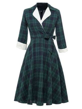 GRÜNES SCHWINGENDES KLEID MIT KAROMUSTER