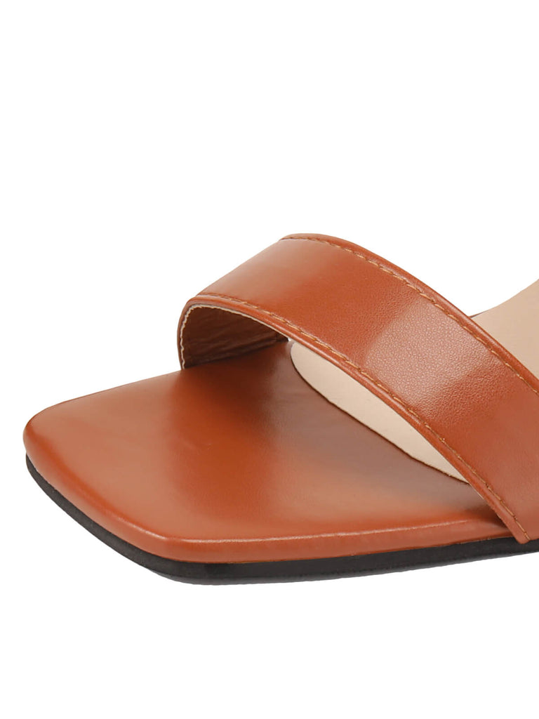 Braune Sandalen mit hohem Absatz und elastischem Riemen