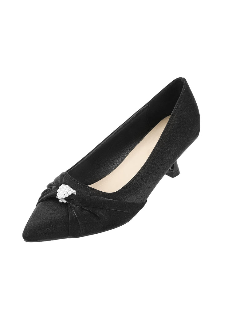 Schwarze Kitten-Heels-Schuhe mit Perlenverzierung
