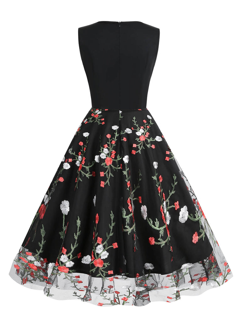 Schwarzes 1950er Blumenbesticktes Patchwork-Kleid