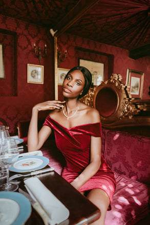 WEINROT SCHULTERFREI PENCIL KLEID